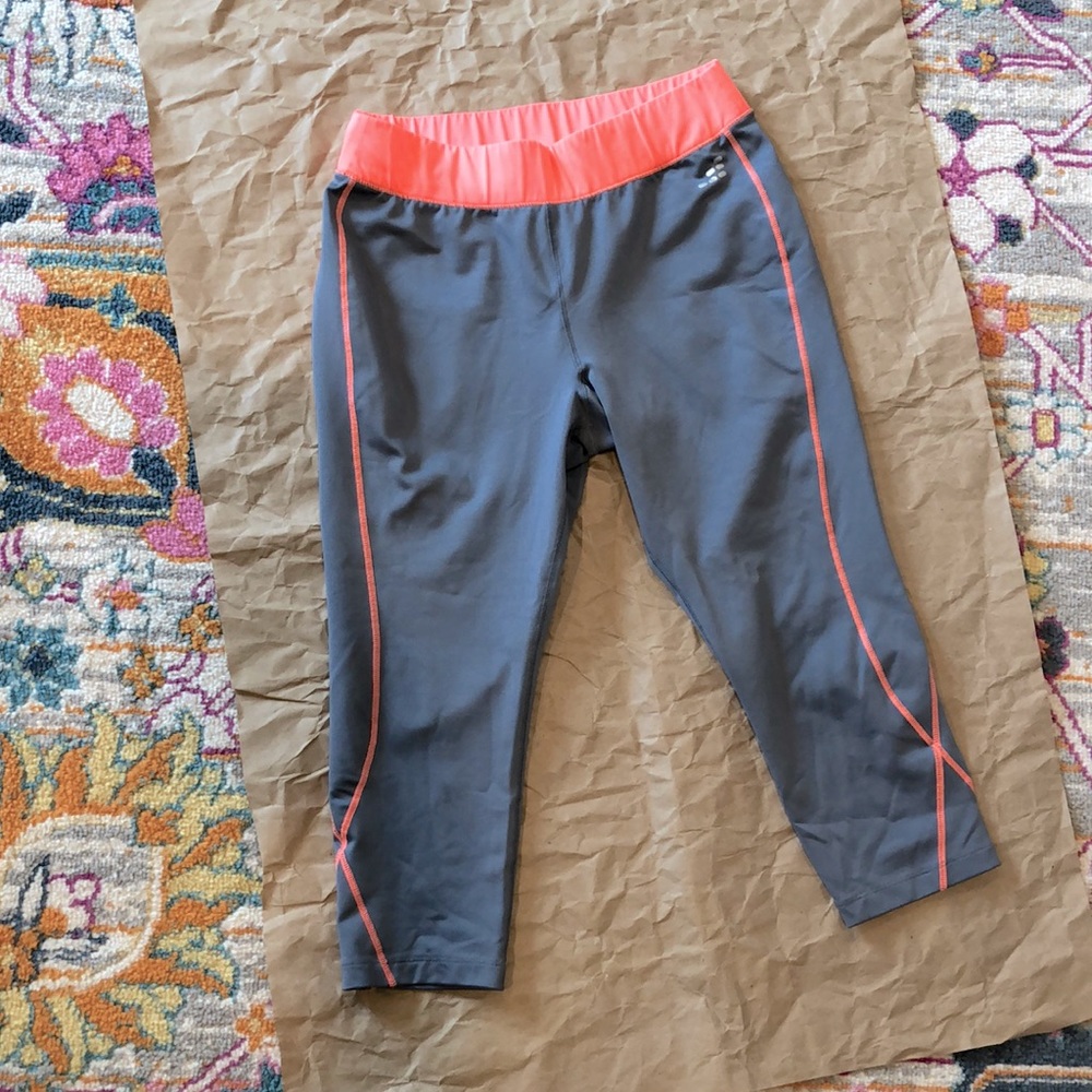 DONATED NWOT Capri Athletic Leggings